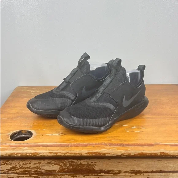 Kids Nike Flex Runner Black Slip-On Sneakers with Dark Gray Swoosh - Picture 2 of 7